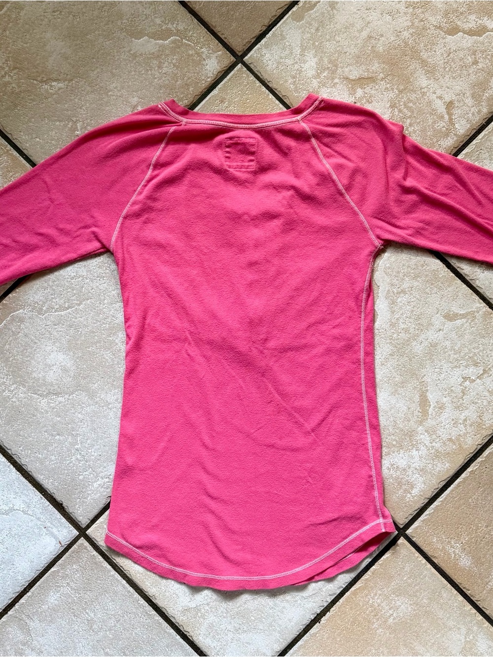 Rare Vintage Hollister Co. Fuchsia Curved Hem 6-Button 3/4 sleeve Henley Shirt - Picture 2 of 4